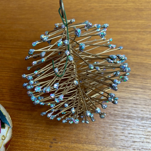 3 Pretty Christmas Ornaments - Picture 3 of 7